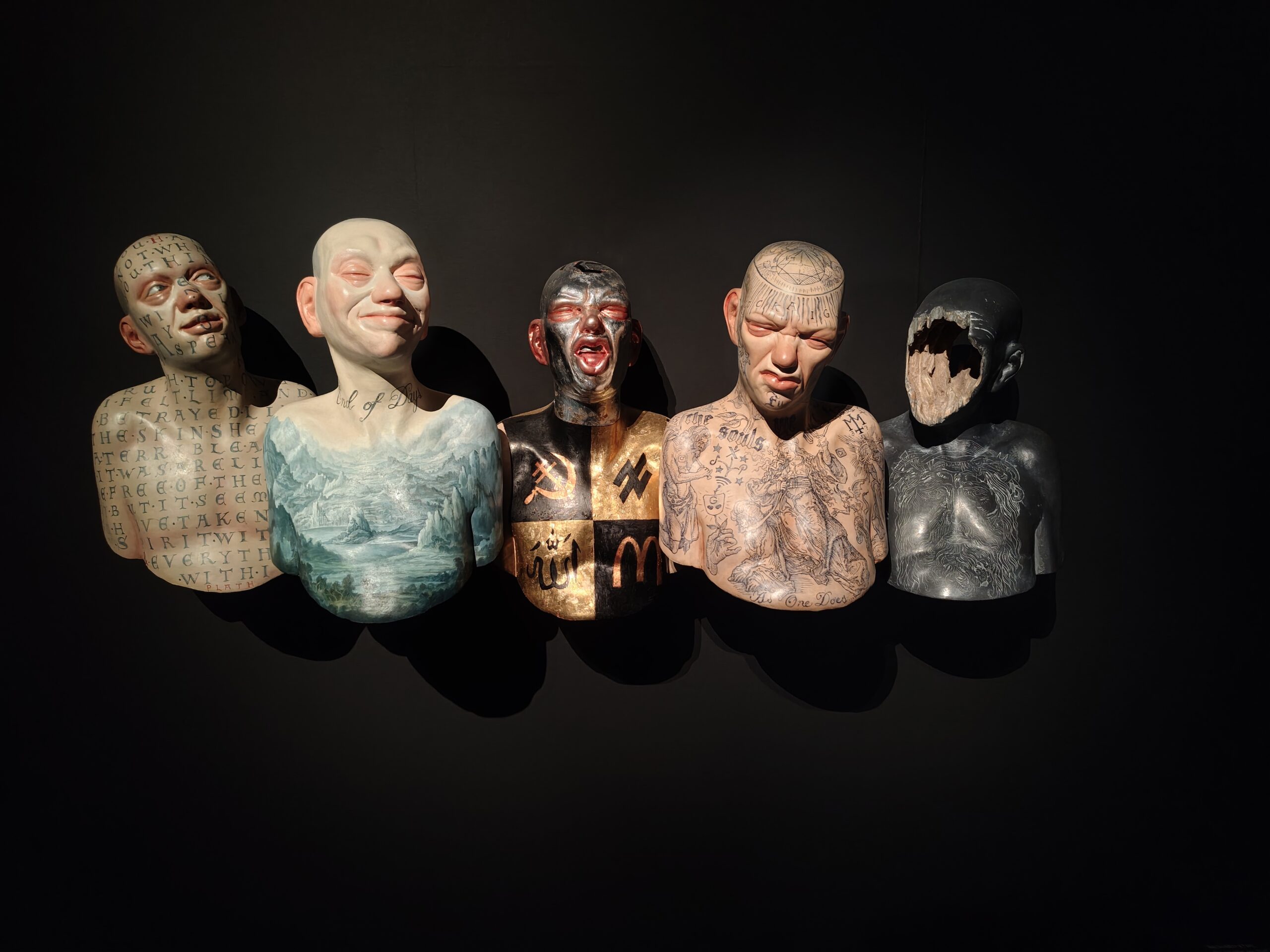 Kunst in Venetië: hoe Dries Van Noten de gruwel van de wereld verbergt