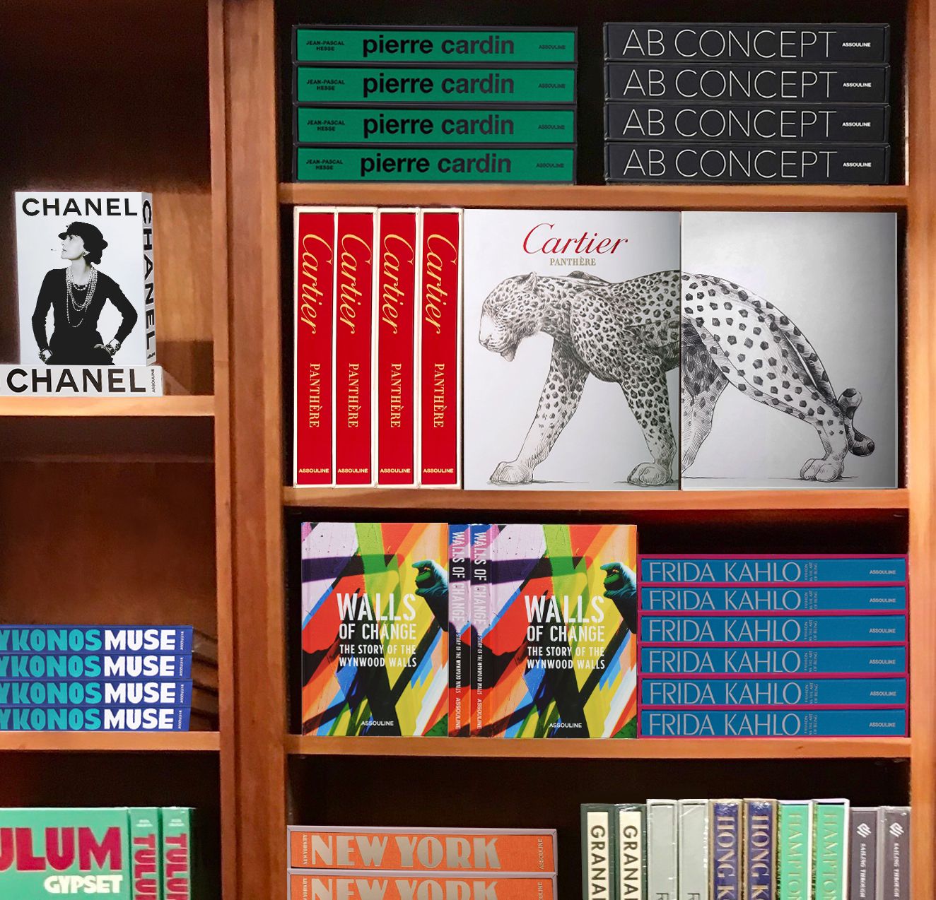 Luxe Assouline-boeken in een elegante boekenkast, als decoratieve eyecatchers