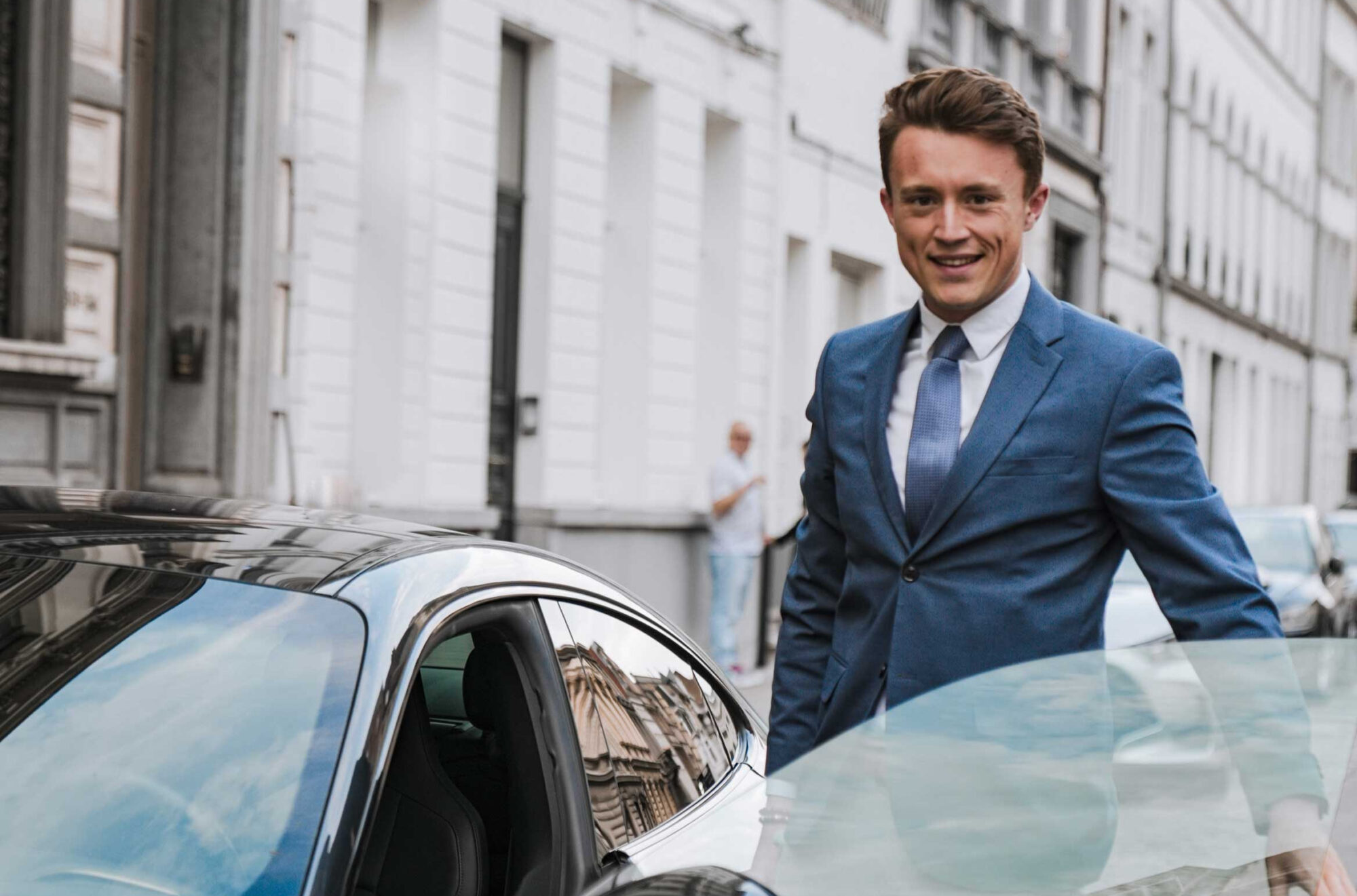 Prive chauffeur van Troom bij luxe auto